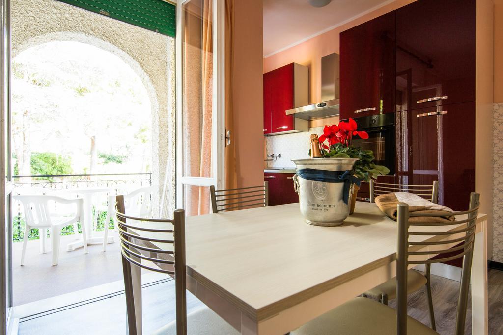 Hotel Riviera Pietra Ligure Bagian luar foto