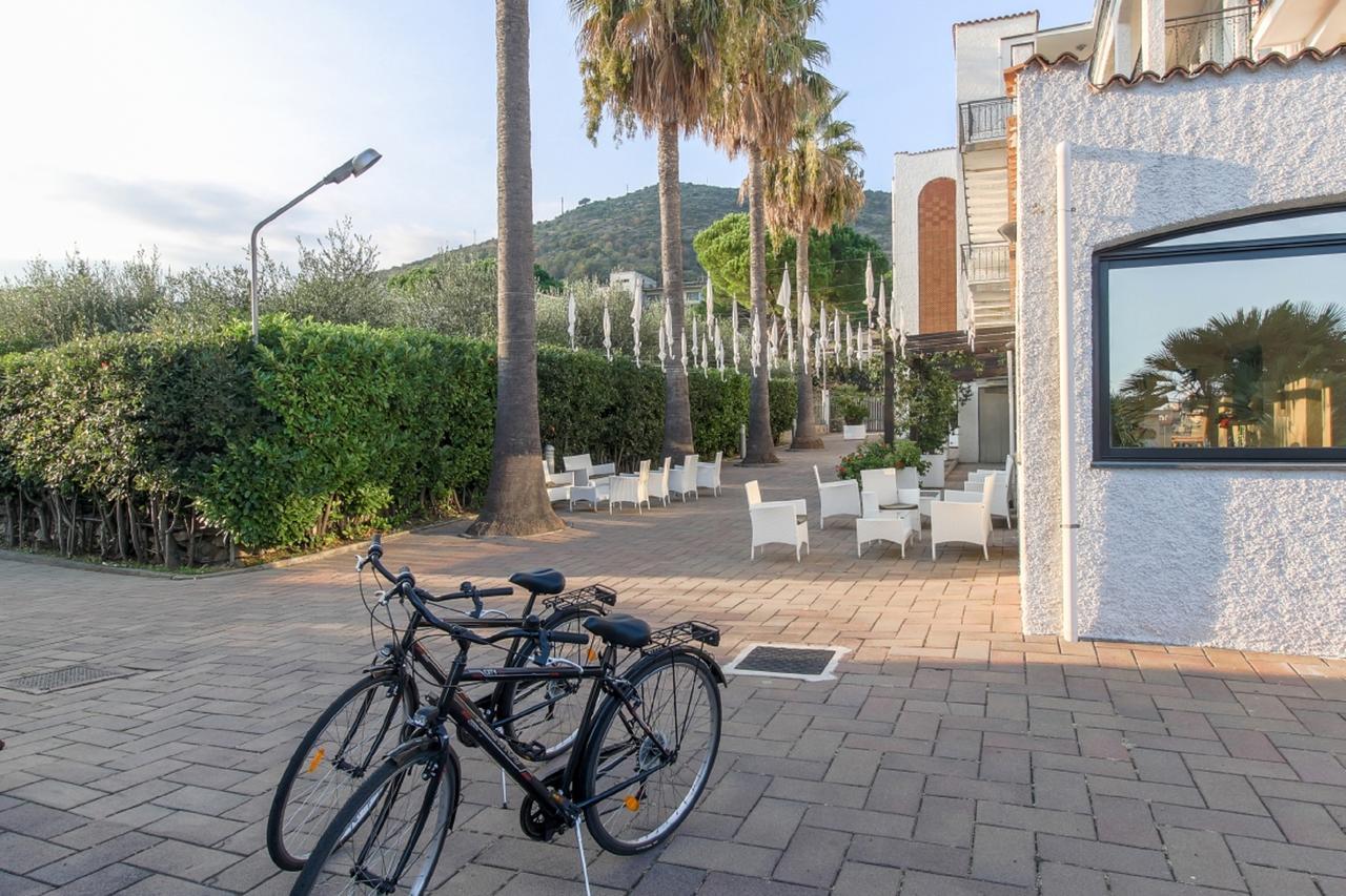 Hotel Riviera Pietra Ligure Bagian luar foto