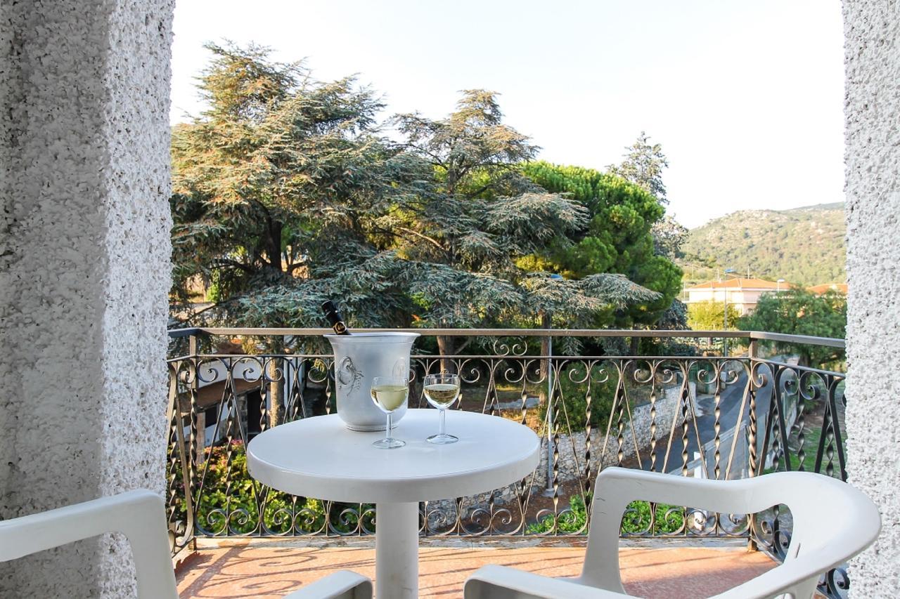 Hotel Riviera Pietra Ligure Bagian luar foto