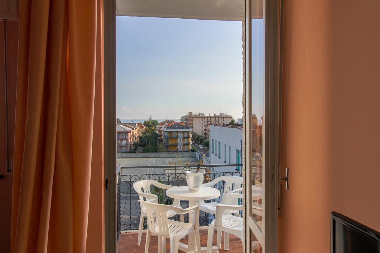 Hotel Riviera Pietra Ligure Bagian luar foto