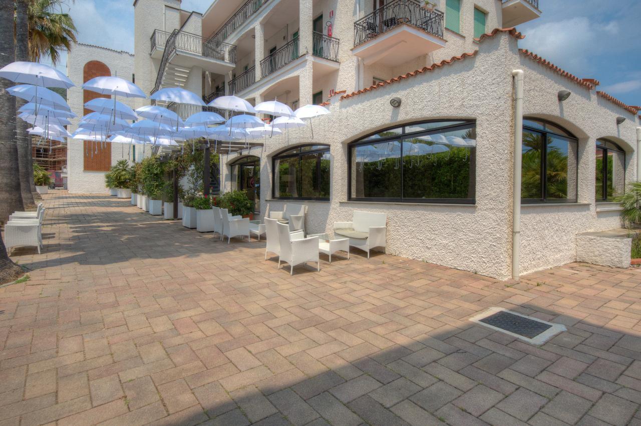 Hotel Riviera Pietra Ligure Bagian luar foto