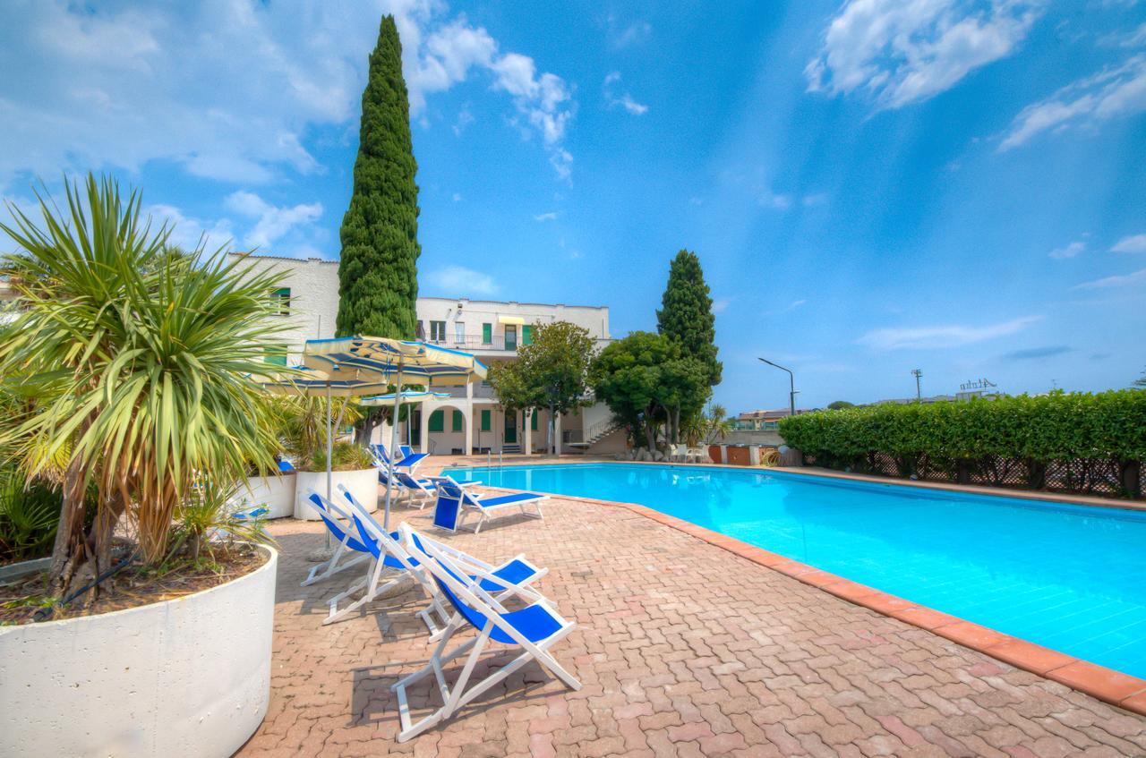 Hotel Riviera Pietra Ligure Bagian luar foto