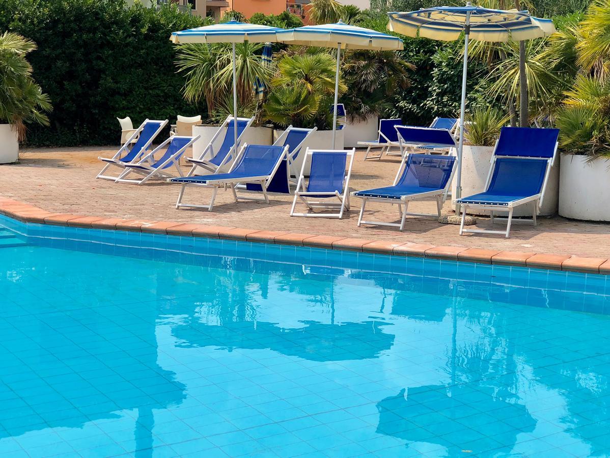 Hotel Riviera Pietra Ligure Bagian luar foto
