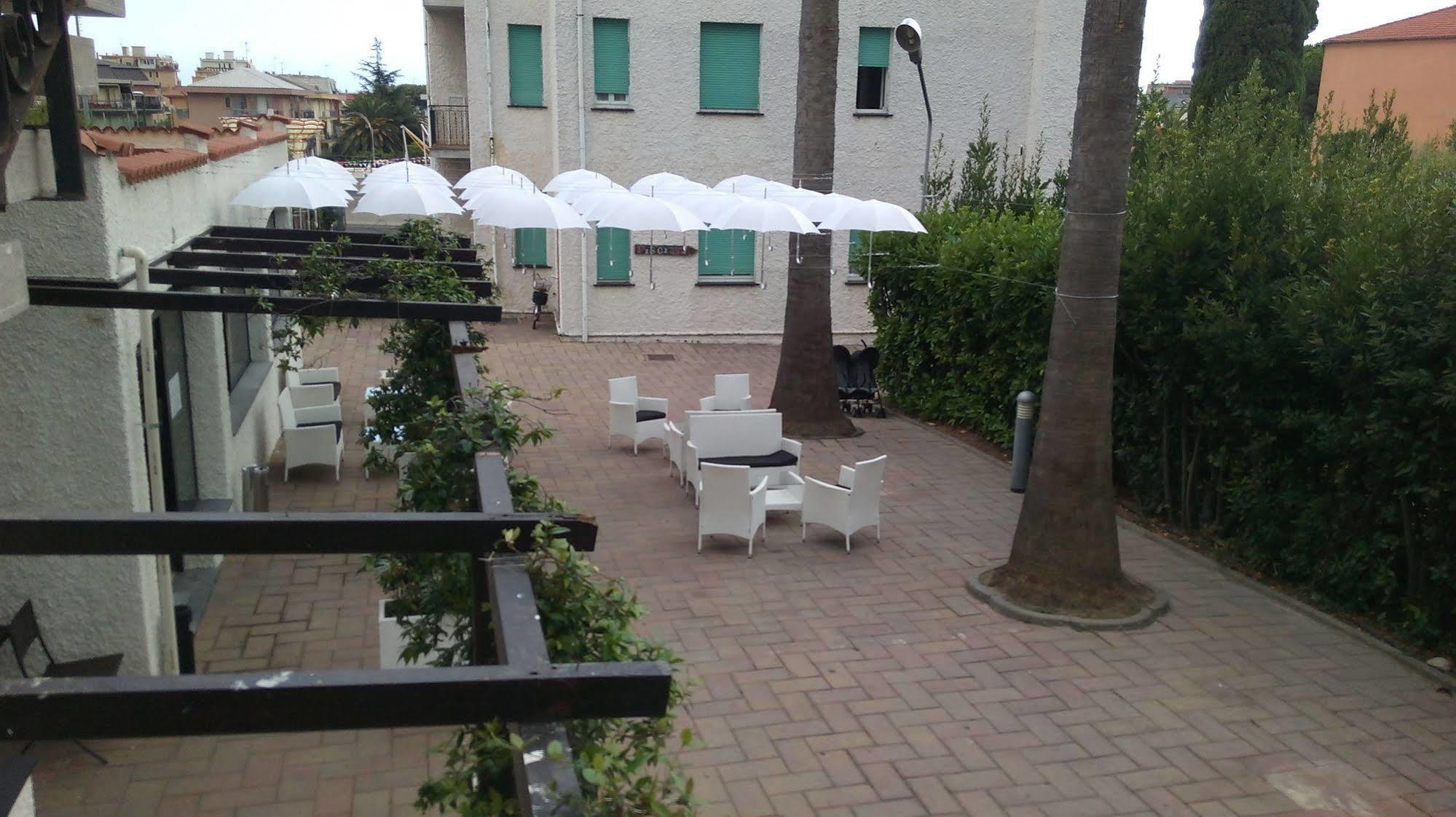 Hotel Riviera Pietra Ligure Bagian luar foto