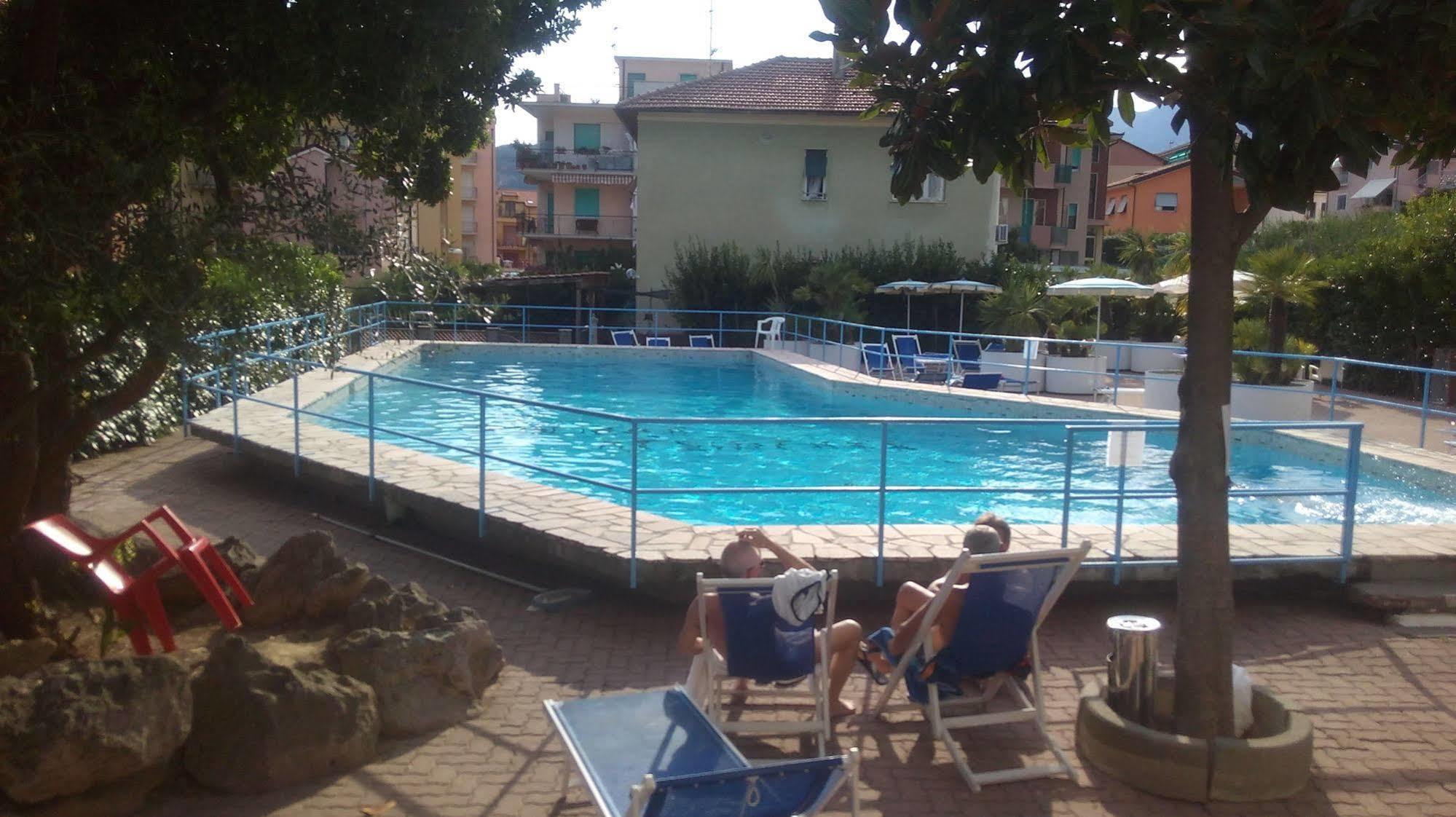 Hotel Riviera Pietra Ligure Bagian luar foto