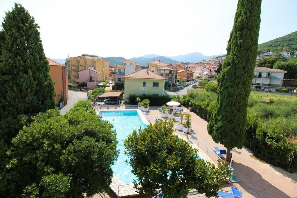 Hotel Riviera Pietra Ligure Bagian luar foto